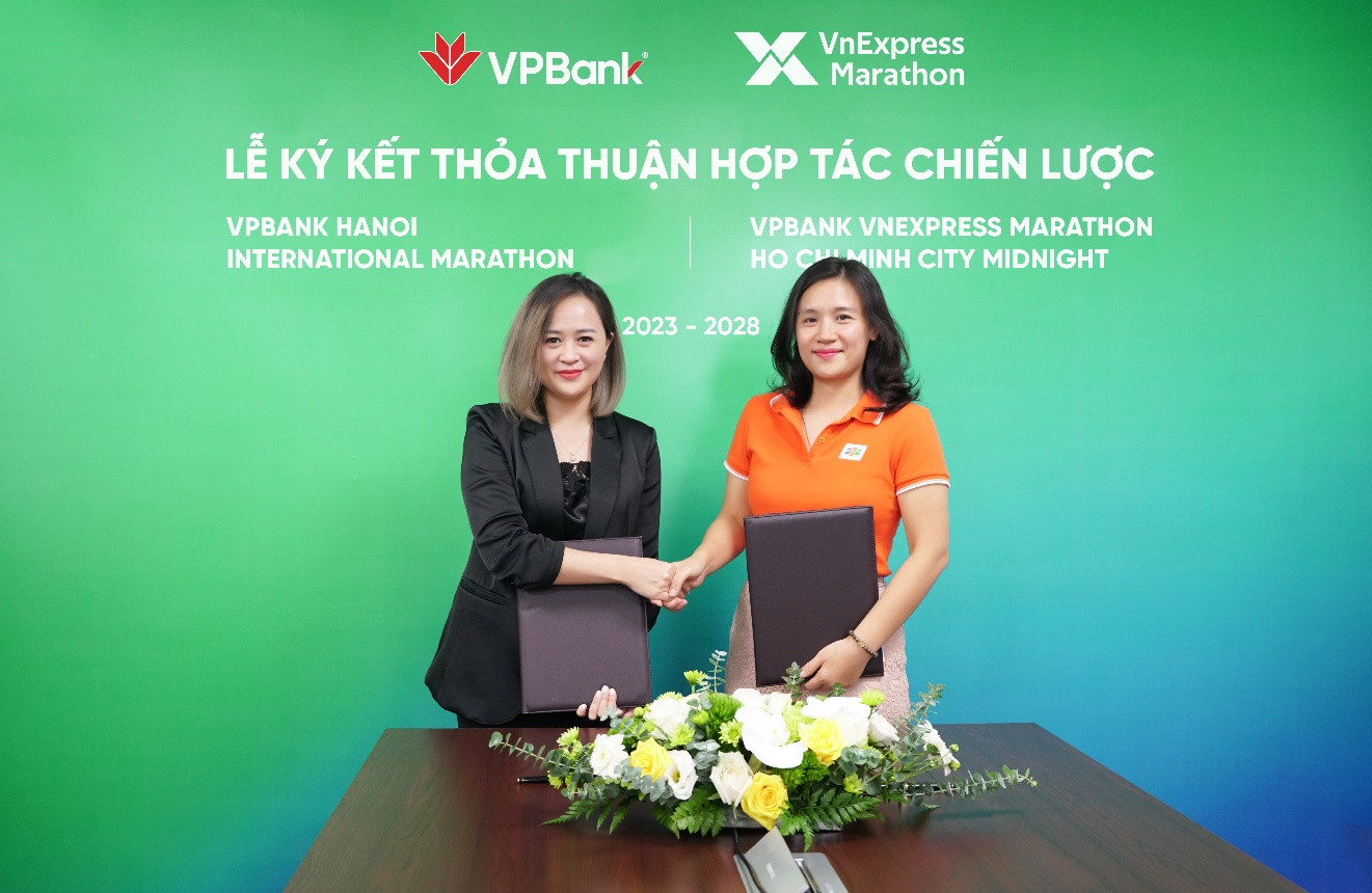 Đại diện Ban lãnh đạo VPBank và FPT Online ký kết và trao đổi thỏa thuận hợp tác chiến lược Đại diện Ban lãnh đạo VPBank và FPT Online ký kết và trao đổi thỏa thuận hợp tác chiến lược