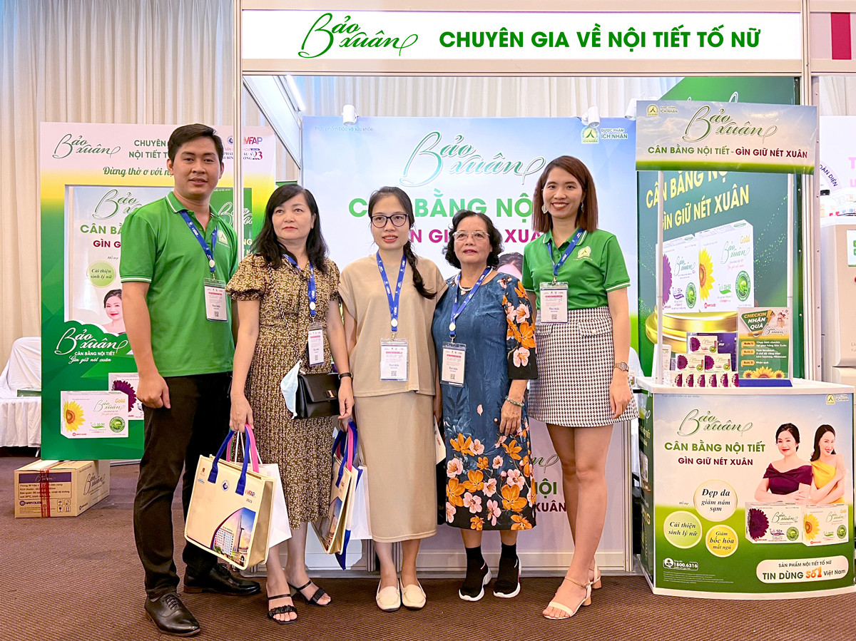 Các chuyên gia, bác sĩ tham quan gian hàng của Bảo Xuân Các chuyên gia, bác sĩ tham quan gian hàng của Bảo Xuân