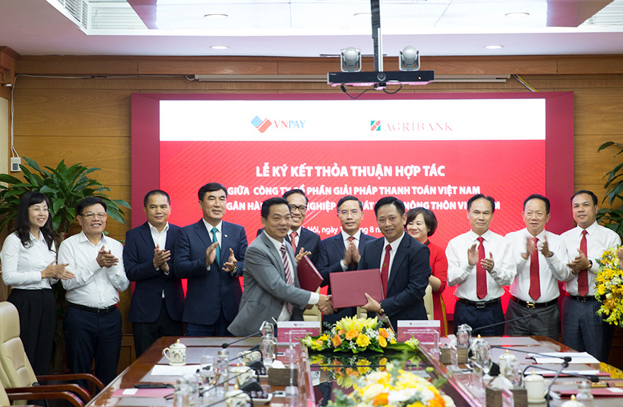 Phó Tổng Giám đốc Agribank Hoàng Minh Ngọc và Tổng giám đốc VNPAY Lê Tánh thực hiện ký kết thỏa thuận dưới sự chứng kiến của lãnh đạo 2 đơn vị
