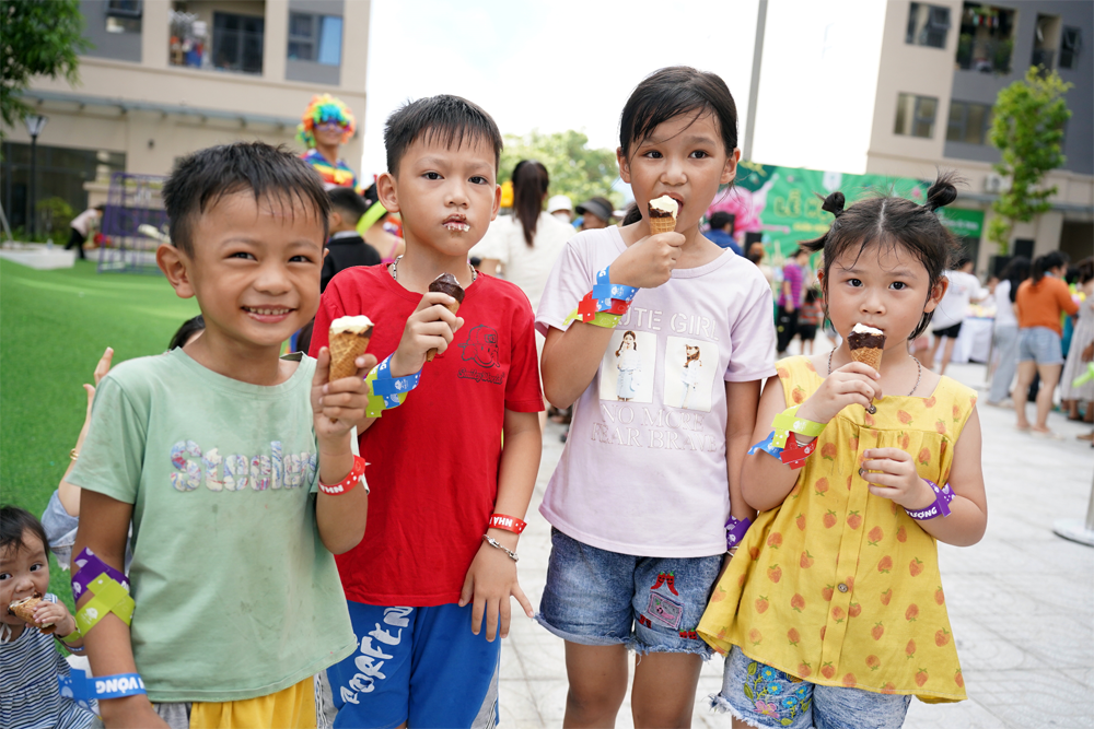 Những em nhỏ thưởng thức kem miễn phí tại sự kiện (Hình ảnh: The Ori Garden)