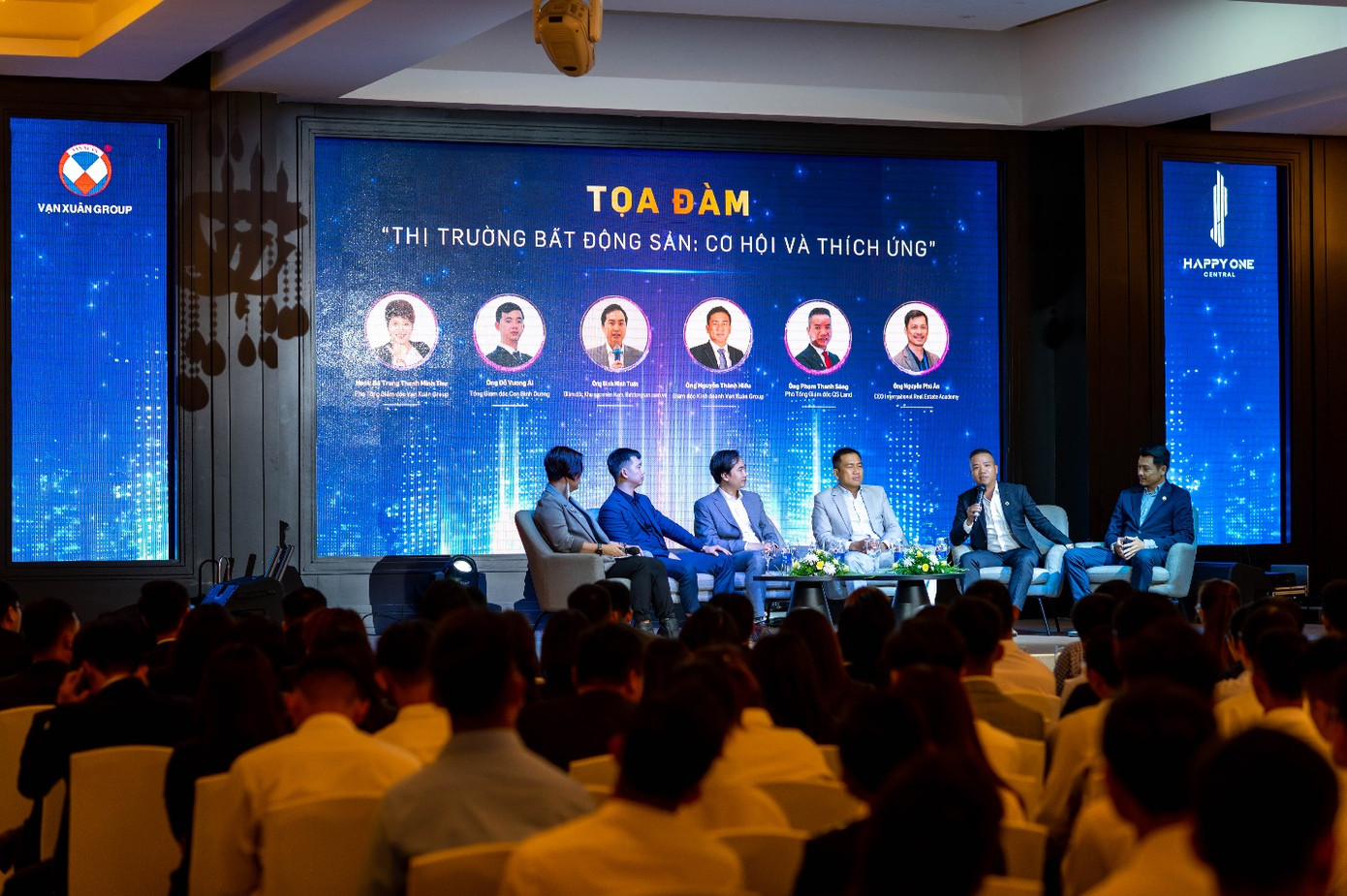 Tọa đàm “Thị trường bất động sản: cơ hội và thích ứng” với sự tham gia của 06 diễn giả dày dạn kinh nghiệm Tọa đàm “Thị trường bất động sản: cơ hội và thích ứng” với sự tham gia của 06 diễn giả dày dạn kinh nghiệm