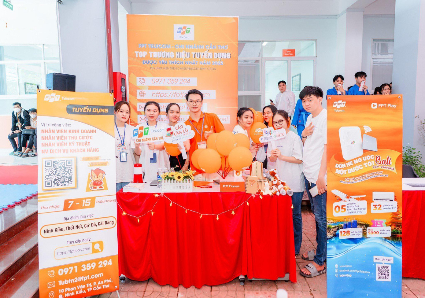 Màu cam đặc trưng bao phủ khu vực tuyển dụng của các đơn vị trong Tập đoàn FPT tạo nên ngày hội sắc cam ấn tượng. Màu cam đặc trưng bao phủ khu vực tuyển dụng của các đơn vị trong Tập đoàn FPT tạo nên ngày hội sắc cam ấn tượng.