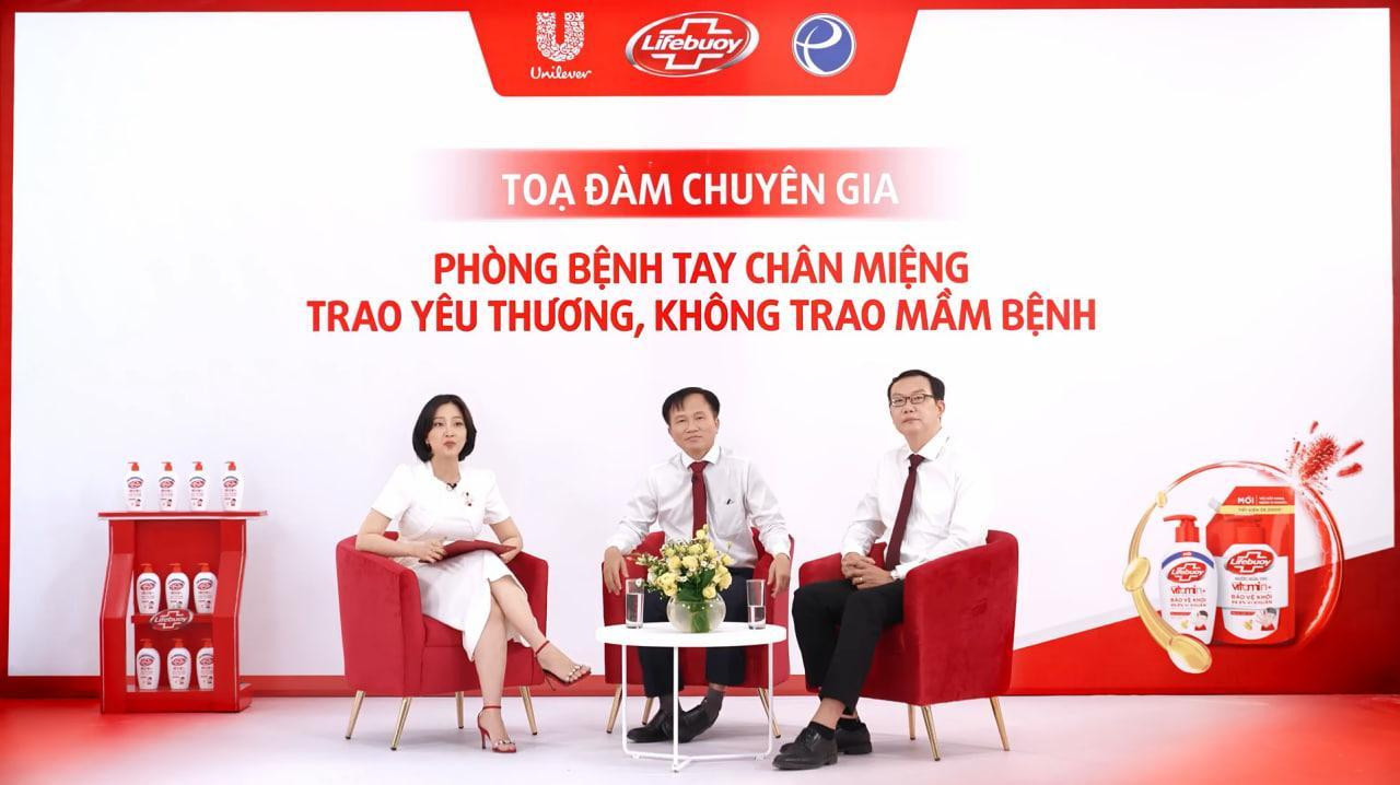 Tham gia buổi tọa đàm gồm có ThS.BS. Lương Chấn Quang, Phụ trách Khoa Kiểm soát và Phòng ngừa bệnh tật - Viện Pasteur TP HCM và PGS.TS, BS Phùng Nguyễn Thế Nguyên, Trưởng Bộ môn Nhi, Đại học Y Dược TP.HCM, Trưởng Khoa Hồi sức Nhiễm, Bệnh viện Nhi đồng 1, Phó Chủ tịch chi hội Hội hồi sức Cấp cứu Chống độc Nhi Việt Nam. Tham gia buổi tọa đàm gồm có ThS.BS. Lương Chấn Quang, Phụ trách Khoa Kiểm soát và Phòng ngừa bệnh tật - Viện Pasteur TP HCM và PGS.TS, BS Phùng Nguyễn Thế Nguyên, Trưởng Bộ môn Nhi, Đại học Y Dược TP.HCM, Trưởng Khoa Hồi sức Nhiễm, Bệnh viện Nhi đồng 1, Phó Chủ tịch chi hội Hội hồi sức Cấp cứu Chống độc Nhi Việt Nam.