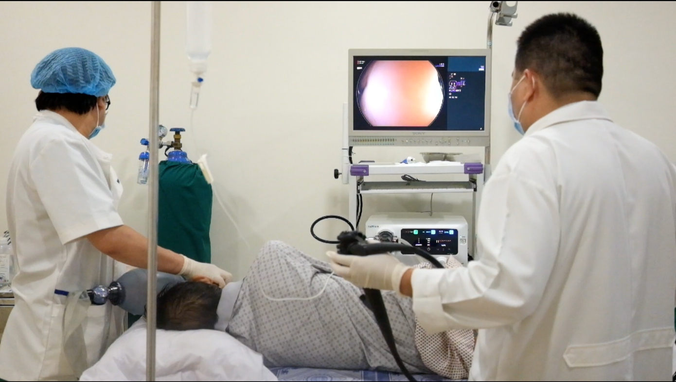 Bác sĩ đang nội soi cho bệnh nhân tại Trung tâm Nội soi – Bệnh viện Hoàn Hảo Kei Mei Kai Bác sĩ đang nội soi cho bệnh nhân tại Trung tâm Nội soi – Bệnh viện Hoàn Hảo Kei Mei Kai