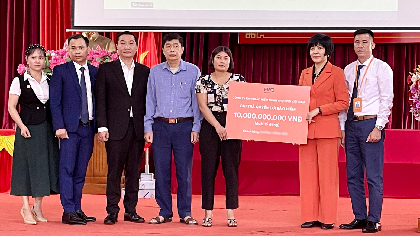 FWD chi trả quyền lợi bảo hiểm cho đại diện gia đình khách hàng tham gia các gói sản phẩm “FWD Đón đầu thay đổi 3.0”. FWD chi trả quyền lợi bảo hiểm cho đại diện gia đình khách hàng tham gia các gói sản phẩm “FWD Đón đầu thay đổi 3.0”.