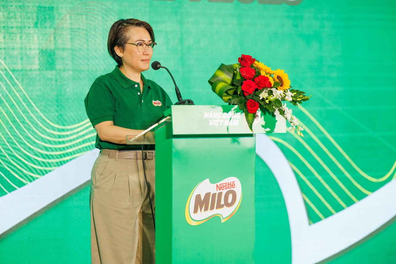 Bà Philomena Tan, Giám đốc ngành hàng MILO và Sữa, đại diện công ty Nestlé Việt Nam phát biểu khai mạc Bà Philomena Tan, Giám đốc ngành hàng MILO và Sữa, đại diện công ty Nestlé Việt Nam phát biểu khai mạc