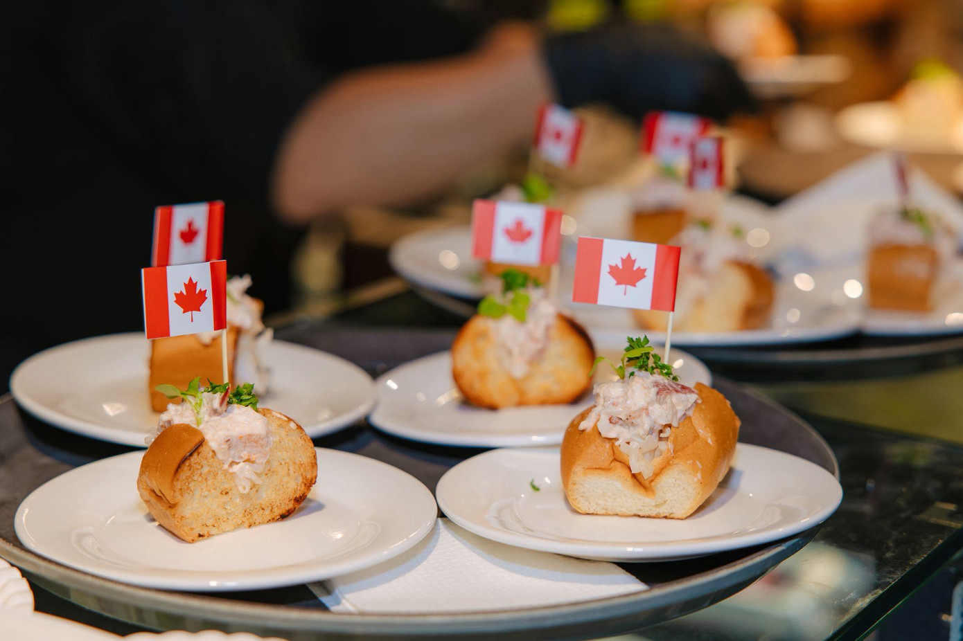 Hải sản Canada được chế biến độc đáo, thu hút đông đảo khách hàng tham quan và trải nghiệm