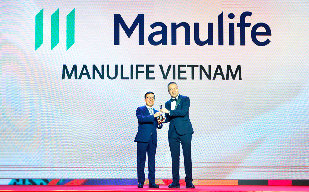 Ông Tôn Thất Anh Vũ, Giám đốc Khối Nhân sự Manulife Việt Nam nhận giải thưởng từ Ban tổ chức