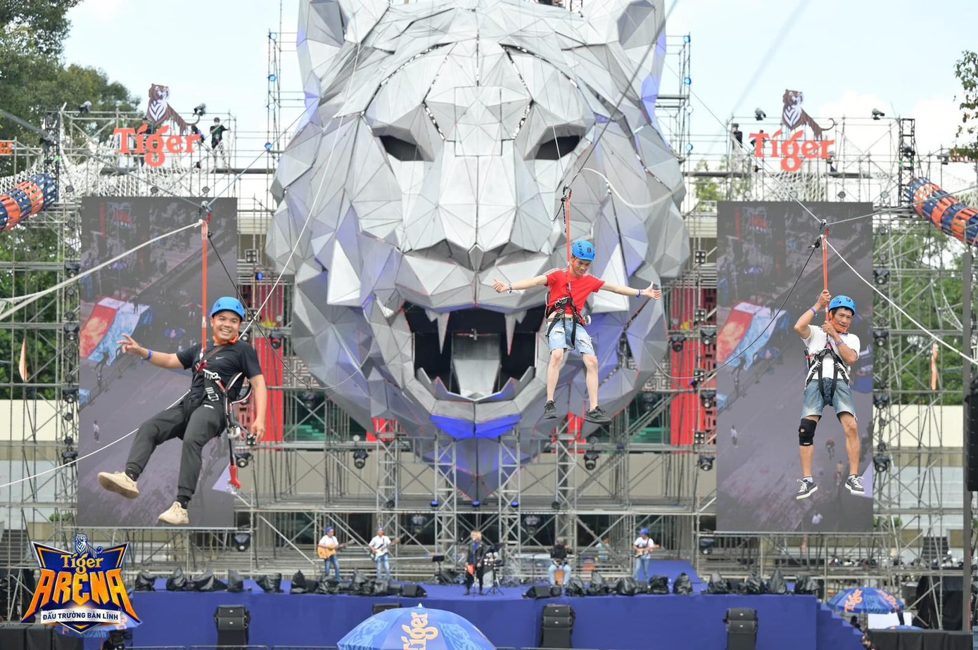 Với những nhóm khách hàng mê vận động và đề cao tính cạnh tranh cá nhân, Tiger Beer đã mang đến đấu trường bản lĩnh Tiger Arena - chuỗi thử thách không giới hạn từ mặt đất lên đến Đầu Cọp khổng lồ. Tại đây, các Mãnh Hổ có thể thử sức chinh phục bản thân, vượt ra khỏi rào cản để vươn tới một phiên bản “không khuất phục” của chính mình.