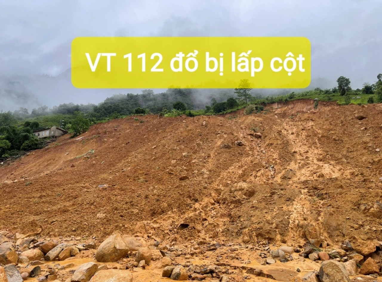 Nhiều khu vực hệ thống Lưới điện trung, hạ áp tại Yên Bái cũng bị sự cố do các đợt mưa giông kéo dài.
