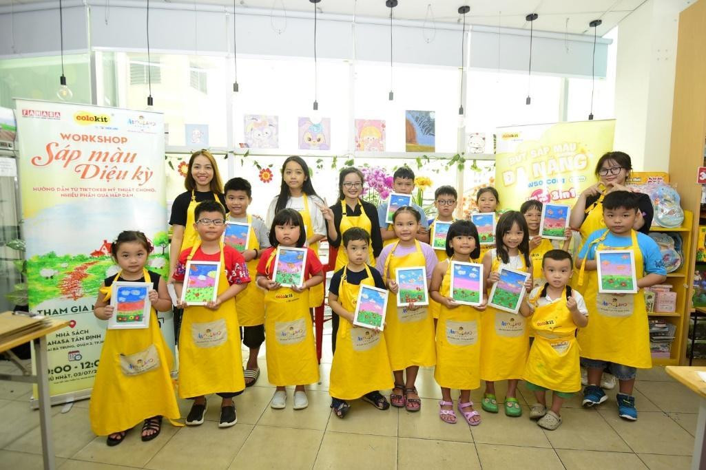 Các em thiếu nhi tại workshop “Sáp màu kỳ diệu”