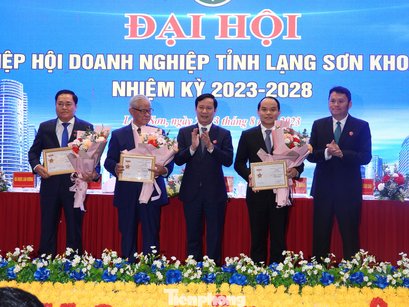 Trao tặng Kỷ niệm chương cho các đồng chí lãnh đạo, nguyên lãnh đạo tỉnh Lạng Sơn. Ảnh: Duy Chiến Trao tặng Kỷ niệm chương cho các đồng chí lãnh đạo, nguyên lãnh đạo tỉnh Lạng Sơn. Ảnh: Duy Chiến