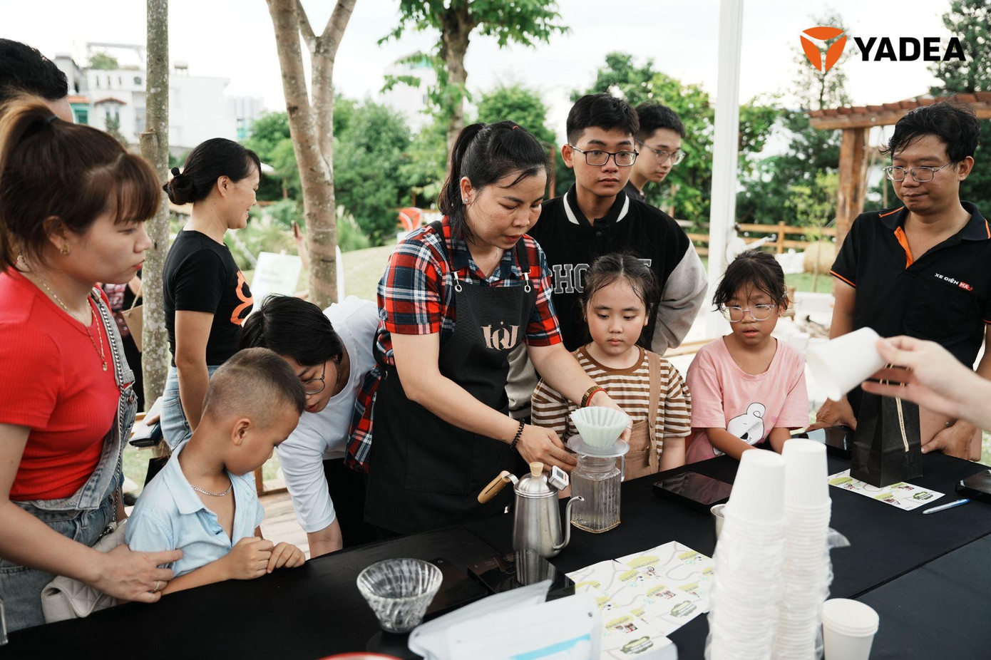 Các em nhỏ được học cách pha chế cà phê theo phong cách bản thân Các em nhỏ được học cách pha chế cà phê theo phong cách bản thân