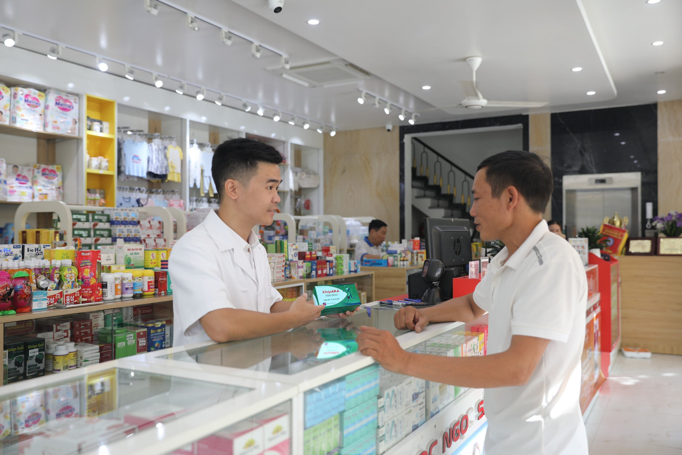 Dược sĩ Tô Ngọc Sắc tư vấn Khớp AKA Tâm Bình cho người có vấn đề xương khớp