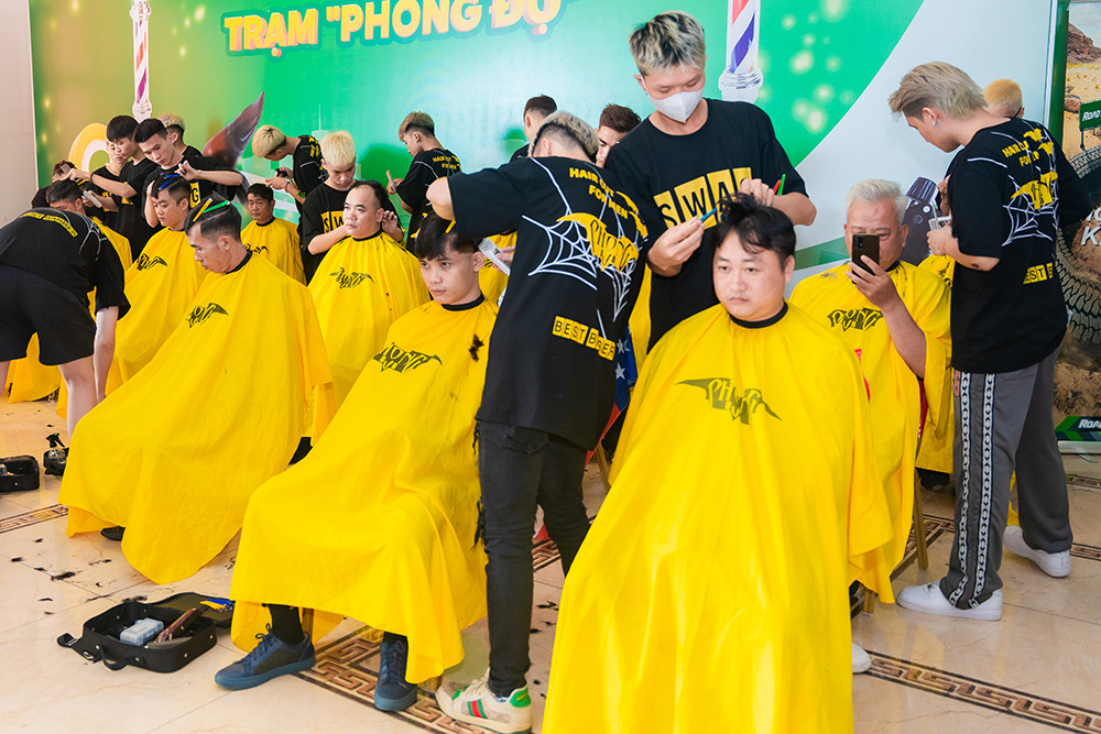 Nhiều tài xế cũng ghé qua trạm “Phong Độ” để được cắt tóc miễn phí Nhiều tài xế cũng ghé qua trạm “Phong Độ” để được cắt tóc miễn phí