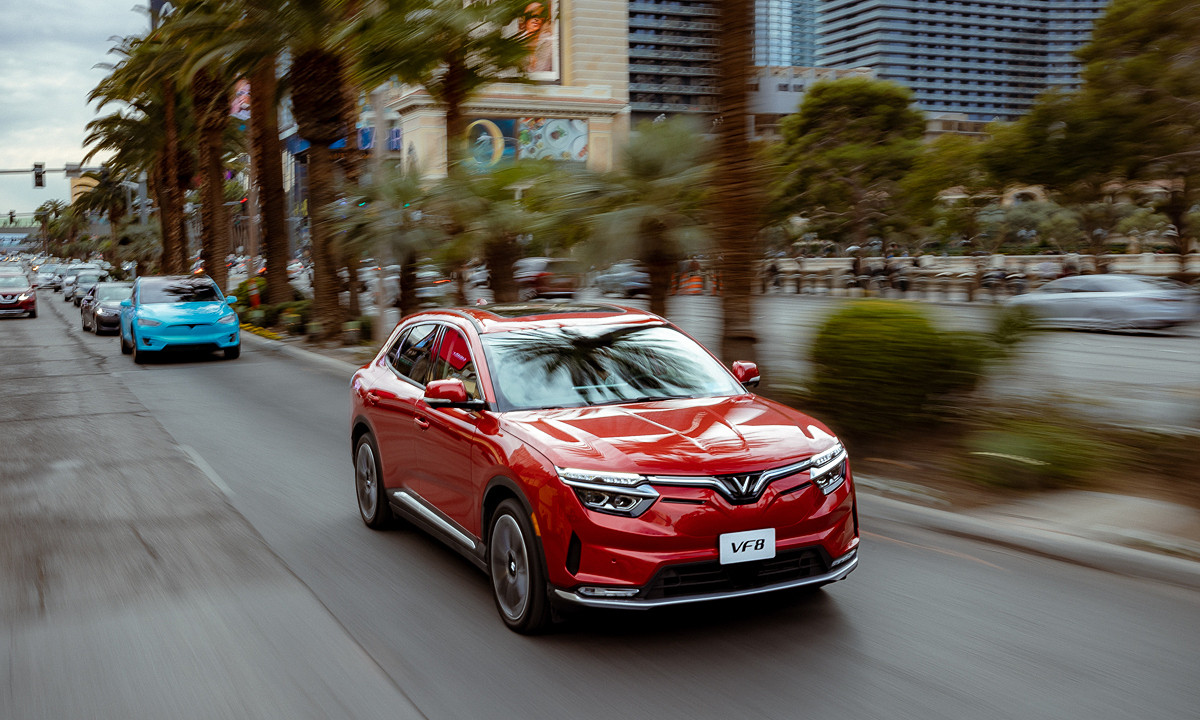 VinFast VF8 lăn bánh trên đường phố Mỹ