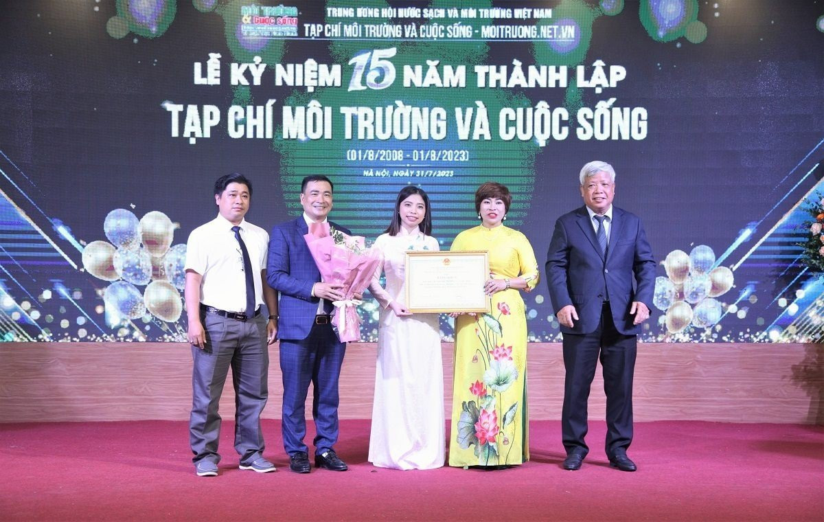 TS. Nguyễn Linh Ngọc, Chủ tịch Hội Nước sạch và Môi trường Việt Nam trao tặng bằng khen cho tập thể Tạp chí Môi trường và Cuộc sống đã có thành tích hoàn thành xuất sắc nhiệm vụ trong 15 năm xây dựng và phát triển. TS. Nguyễn Linh Ngọc, Chủ tịch Hội Nước sạch và Môi trường Việt Nam trao tặng bằng khen cho tập thể Tạp chí Môi trường và Cuộc sống đã có thành tích hoàn thành xuất sắc nhiệm vụ trong 15 năm xây dựng và phát triển.