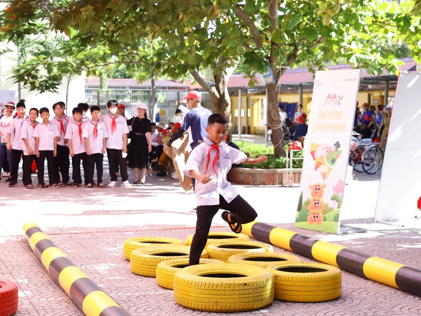 Các em nhỏ đang tham tham gia các hoạt động sống khỏe với 4 chủ đề: ăn uống lành mạnh, sức khỏe thể chất, sức khỏe tinh thần, môi trường và sự bền vững.