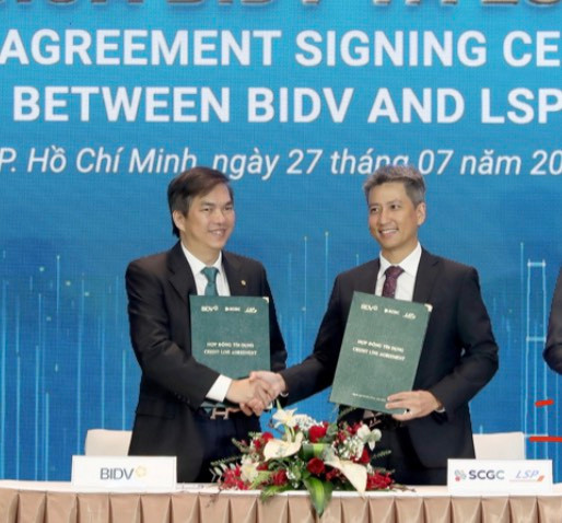 Ông Kulachet Dharachandra (Tổng Giám đốc LSP) và ông Trịnh Anh Đức (Giám đốc BIDV Ba Tháng Hai) đại diện hai đơn vị ký kết hợp đồng