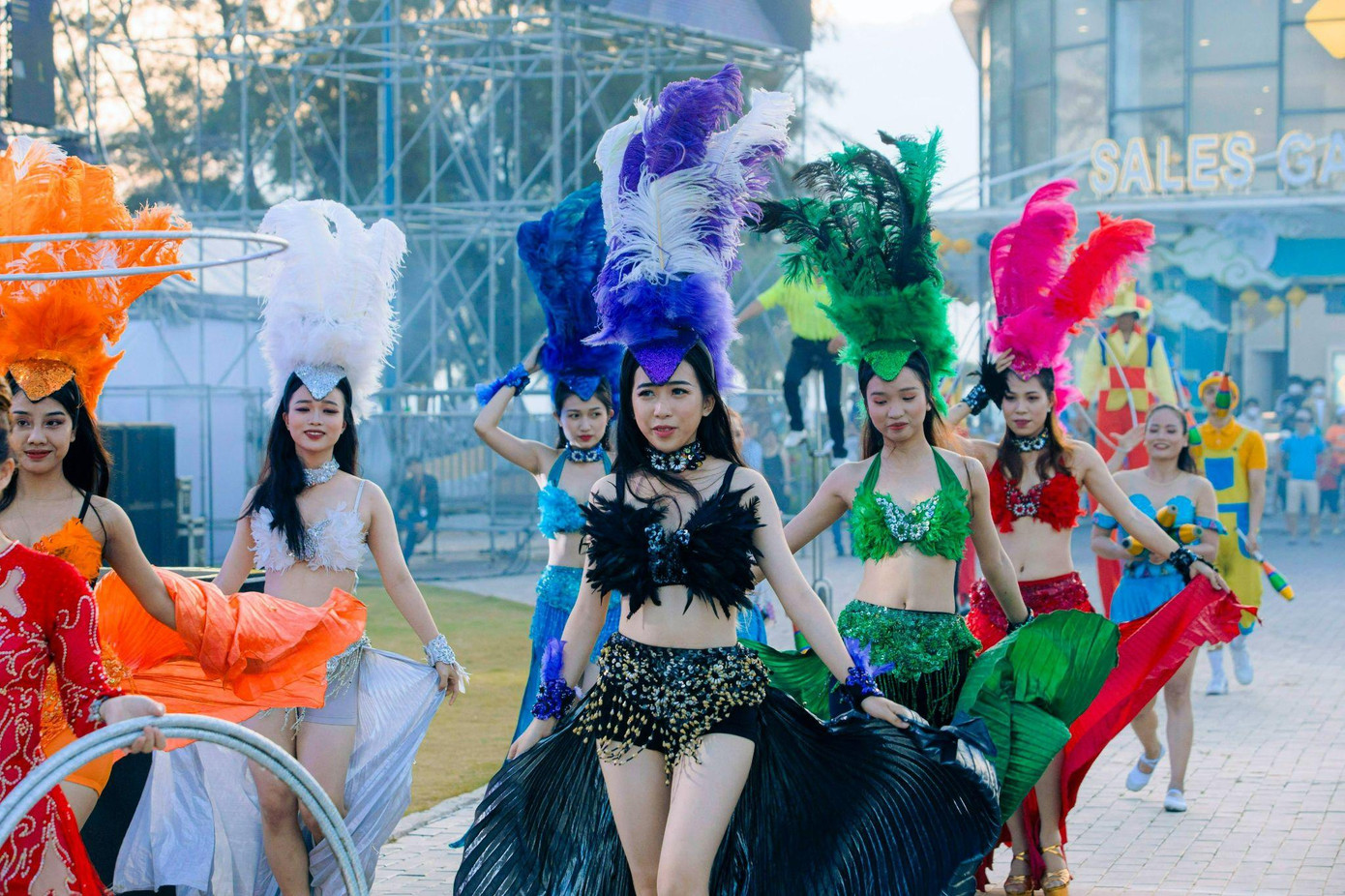 Chiêm ngưỡng màn diễu hành carnival mang đậm màu sắc tropical tại Let’s Charm Fest Chiêm ngưỡng màn diễu hành carnival mang đậm màu sắc tropical tại Let’s Charm Fest