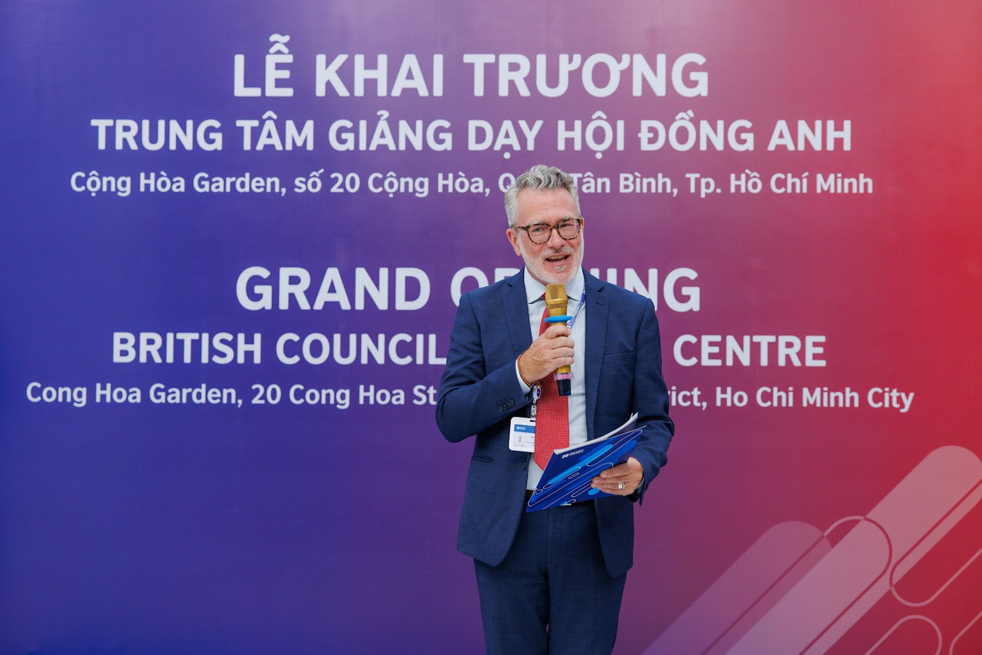 Ông Michael Little, Giám đốc giảng dạy Hội đồng Anh Việt Nam phát biểu tại buổi lễ khai trương Trung tâm Giảng dạy mới của Hội đồng Anh Ông Michael Little, Giám đốc giảng dạy Hội đồng Anh Việt Nam phát biểu tại buổi lễ khai trương Trung tâm Giảng dạy mới của Hội đồng Anh