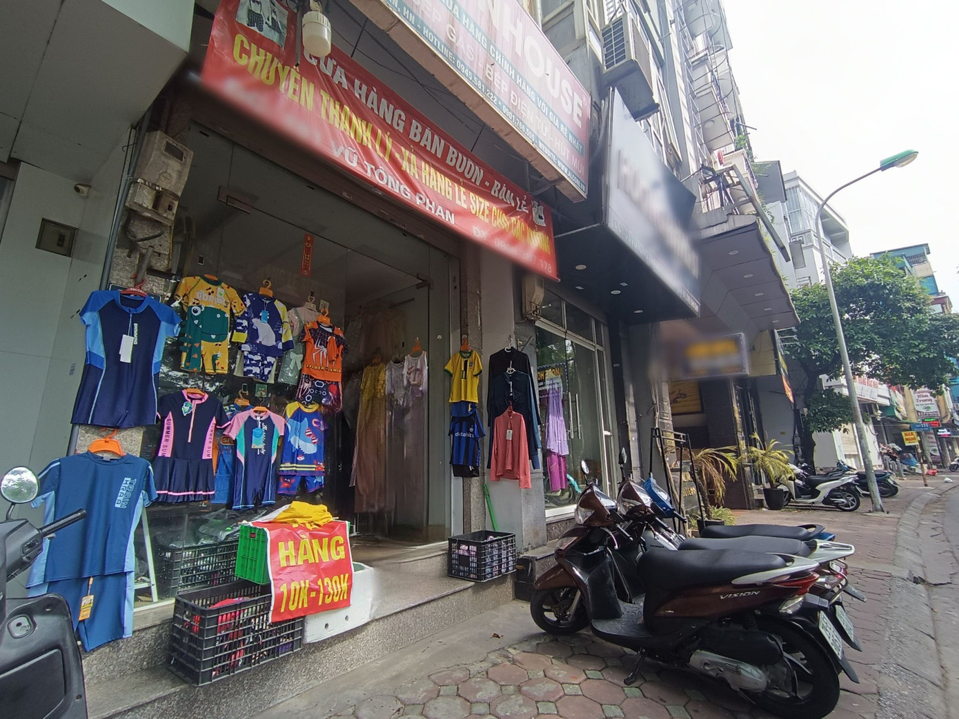 Nhiều cửa hàng trên tuyến phố quận Thanh Xuân (TP Hà Nội) đang liên tục xả hàng với giá rẻ để trả gấp mặt bằng