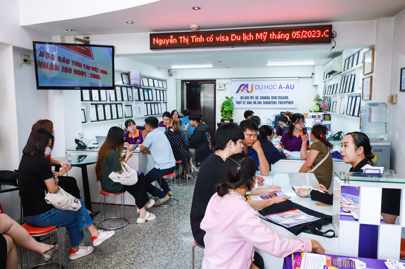 Du Học Á - Âu thường xuyên tổ chức các hội thảo, talkshow để giúp phụ huynh và học sinh có cơ hội gặp, trao đổi trực tiếp cùng đại diện trường và chuyên gia tư vấn