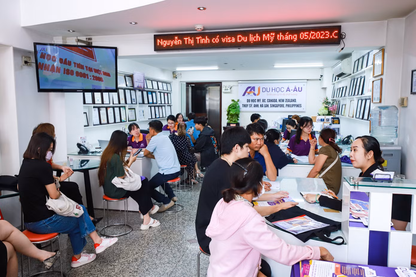 Du Học Á - Âu thường xuyên tổ chức các hội thảo, talkshow để giúp phụ huynh và học sinh có cơ hội gặp, trao đổi trực tiếp cùng đại diện trường và chuyên gia tư vấn