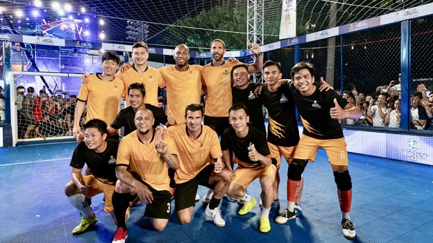 Ngoài ra, Tiger Beer còn tổ chức giải đấu Tiger Street Footbal với sự góp mặt của 5 siêu sao huyền thoại bóng đá thế giới, bao gồm Roberto Carlos (Brazil), Luis Figo (Bồ Đào Nha), Didier Drogba (Bờ Biển Ngà) và Park Ji-sung (Hàn Quốc), dưới sự dẫn dắt của Đại sứ Tiger Street Football – cựu đội trưởng CLB Manchester United - Rio Ferdinand nhằm giúp các bạn trẻ yêu bóng đá có cơ hội phô diễn tài năng. Đồng hành cùng 5 huyền thoại này còn có thủ môn đội tuyển quốc gia Đặng Văn Lâm trong vai trò Đại sứ của giải đấu này tại Việt Nam.