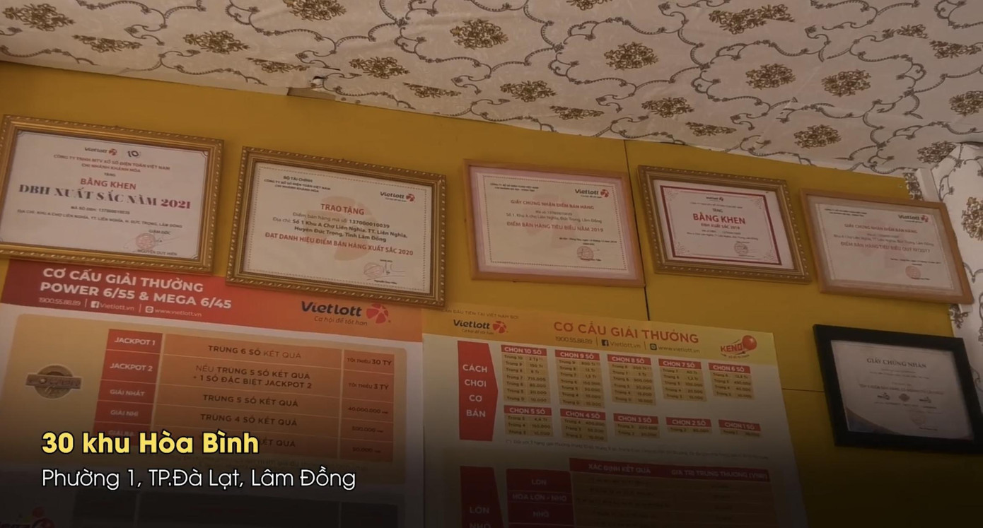 Những bằng chứng nhận Top điểm bán hàng tiêu biểu của Vietlott dành cho điểm bán hàng của anh Ngọc. (Nguồn: Vietlott)