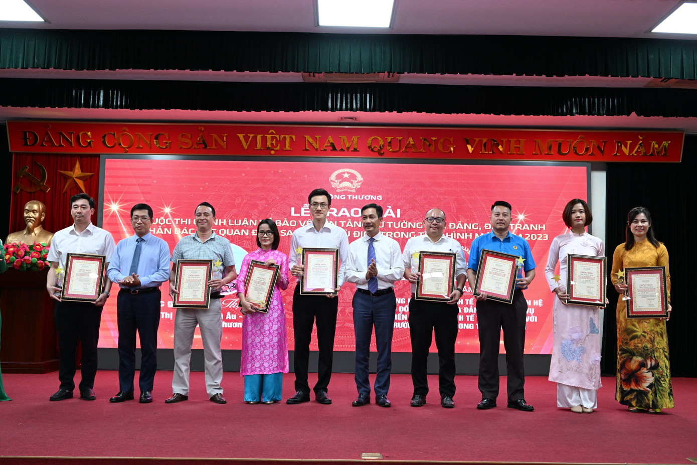 Các tác giả được trao giải Cuộc thi viết chính luận về bảo vệ nền tảng tư tưởng của Đảng Các tác giả được trao giải Cuộc thi viết chính luận về bảo vệ nền tảng tư tưởng của Đảng