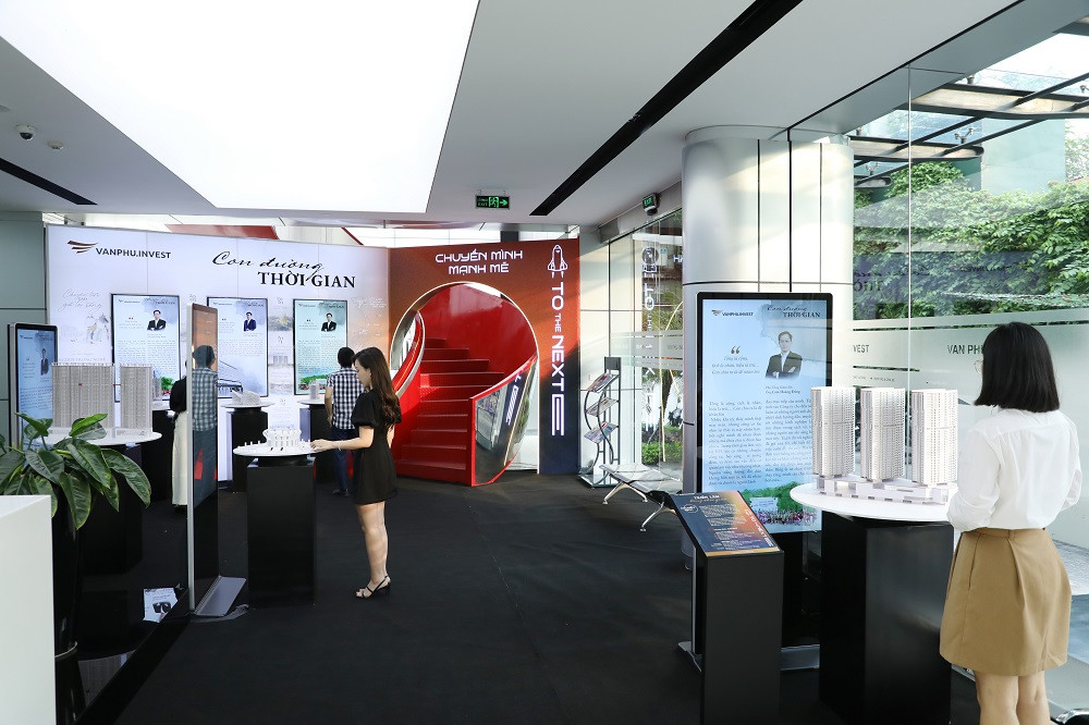 Triển lãm “Dòng thời gian” của Văn Phú - Invest thu hút nhiều khách tham quan