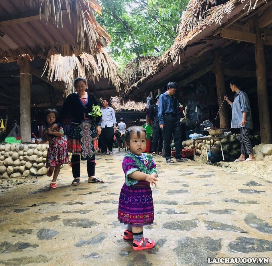 Phiên chợ độc đáo của bà con tại điểm du lịch Phiên chợ độc đáo của bà con tại điểm du lịch