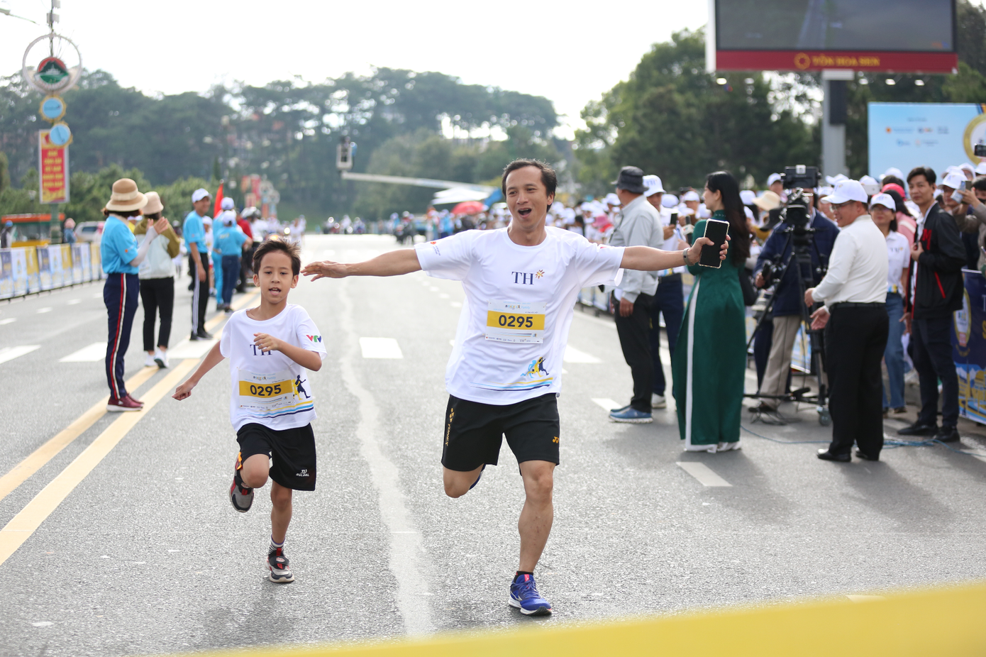 Anh Nguyễn Xuân Ngọc, về nhất S-Race Family cùng con trai Nguyễn Xuân Thành chia sẻ: “S-Race 2023 là một hoạt động rất ý nghĩa, giúp các gia đình có cơ hội rèn luyện thể chất cùng nhau từ đó thêm phần gắn kết mối quan hệ giữa các thành viên”.