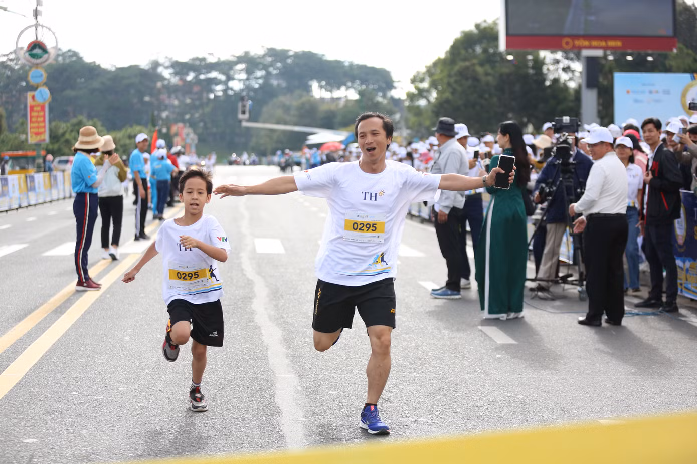 Anh Nguyễn Xuân Ngọc, về nhất S-Race Family cùng con trai Nguyễn Xuân Thành chia sẻ: “S-Race 2023 là một hoạt động rất ý nghĩa, giúp các gia đình có cơ hội rèn luyện thể chất cùng nhau từ đó thêm phần gắn kết mối quan hệ giữa các thành viên”.