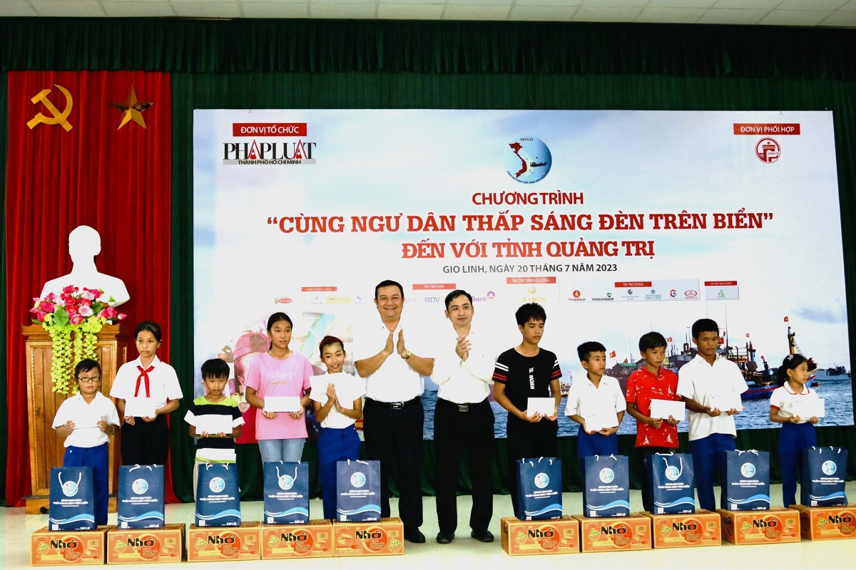 Ban tổ chức tặng 40 suất học bổng cho con em bà con ngư dân Ban tổ chức tặng 40 suất học bổng cho con em bà con ngư dân