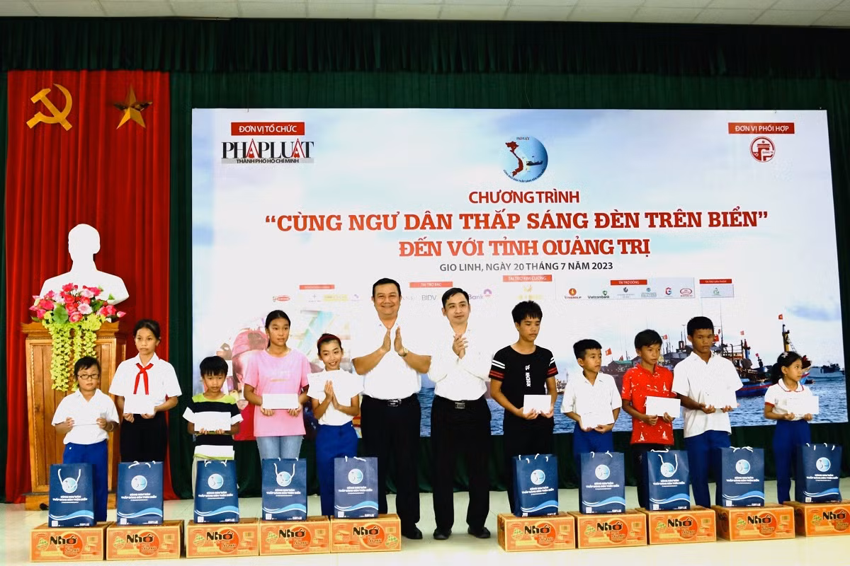 Ban tổ chức tặng 40 suất học bổng cho con em bà con ngư dân