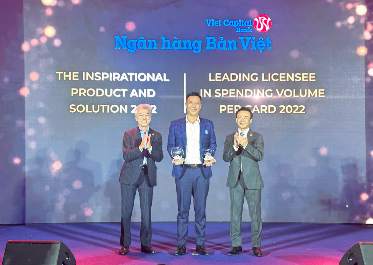 Ông Ngô Minh Sang- Giám đốc Khối Khách hàng cá nhân BVBank nhận cúp trao thưởng từ tổ chức thẻ quốc tế JCB