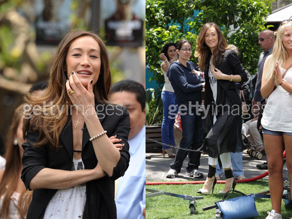 Maggie Q vẫn thoải mái trò chuyện dù mọi ánh mắt đổ dồn vào bộ ngực lép của cô