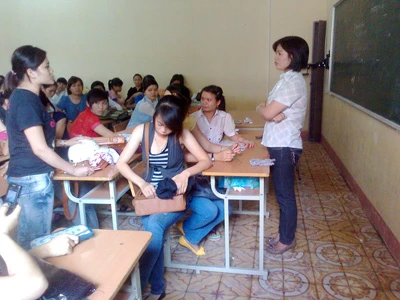 Học sinh lớp N16 đối chất với cán bộ trường yêu cầu bồi thường chi phí một năm học chui