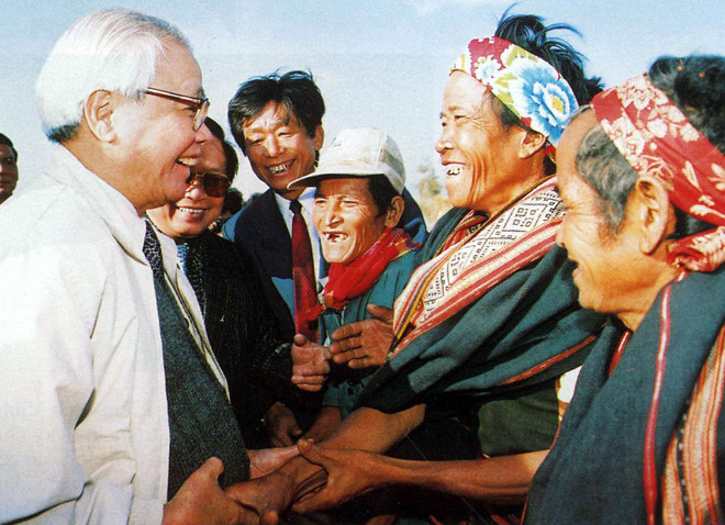 Thủ tướng Võ Văn Kiệt với bà con dân tộc huyện Chư Pảh (Gia Lai) năm 1996 - Ảnh: TTXVN