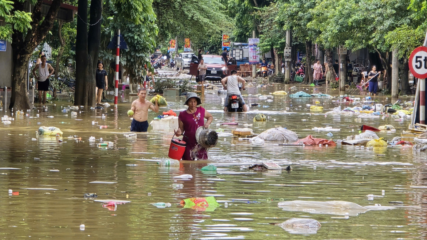 Tại TP Tuyên Quang, công tác khắc phục và dọn vệ sinh nhà cửa, đường phố đang khẩn trương thực hiện. Ảnh: Mạnh Thắng