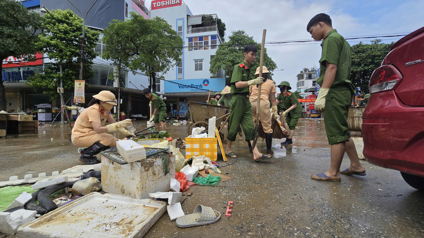 Tại TP Tuyên Quang, công tác khắc phục và dọn vệ sinh nhà cửa, đường phố đang khẩn trương thực hiện. Ảnh: Mạnh Thắng