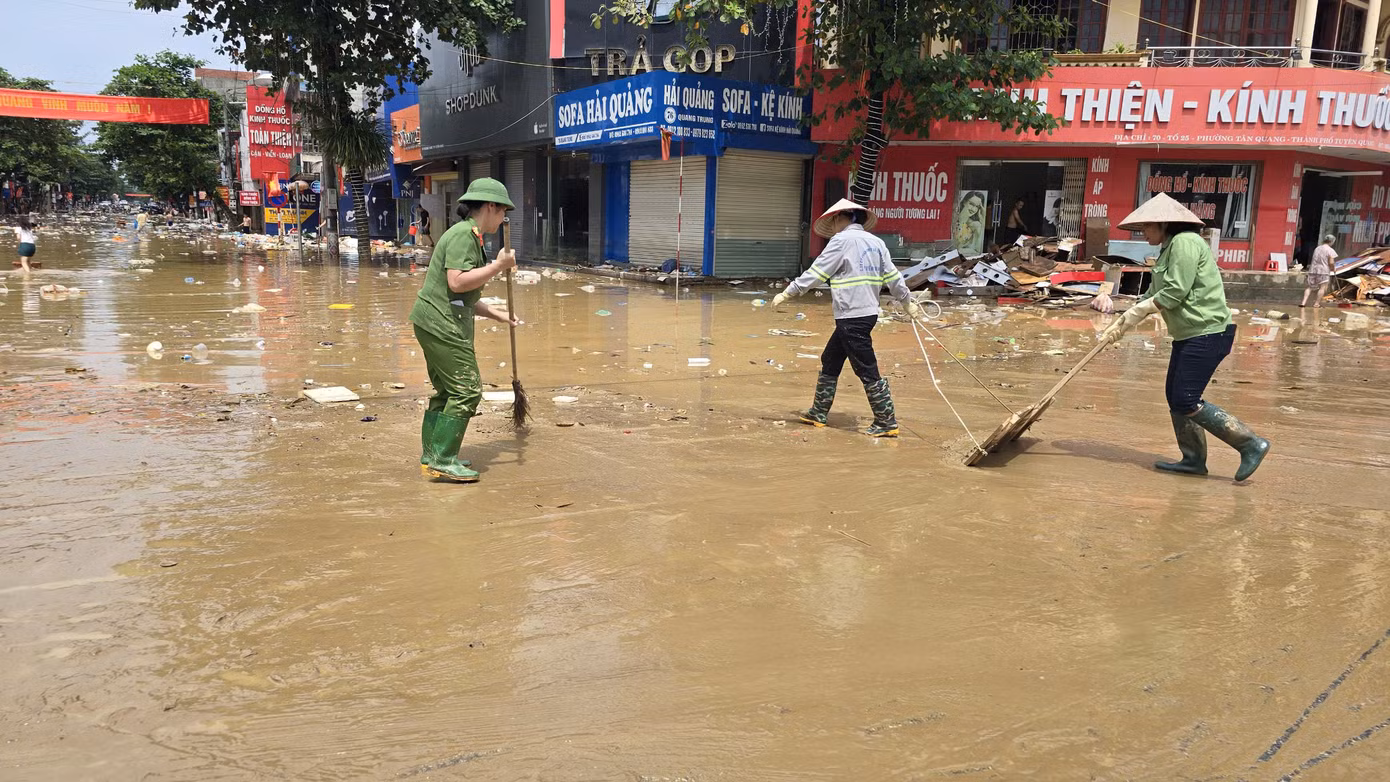 Tại TP Tuyên Quang, công tác khắc phục và dọn vệ sinh nhà cửa, đường phố đang khẩn trương thực hiện. Ảnh: Mạnh Thắng Tại TP Tuyên Quang, công tác khắc phục và dọn vệ sinh nhà cửa, đường phố đang khẩn trương thực hiện. Ảnh: Mạnh Thắng