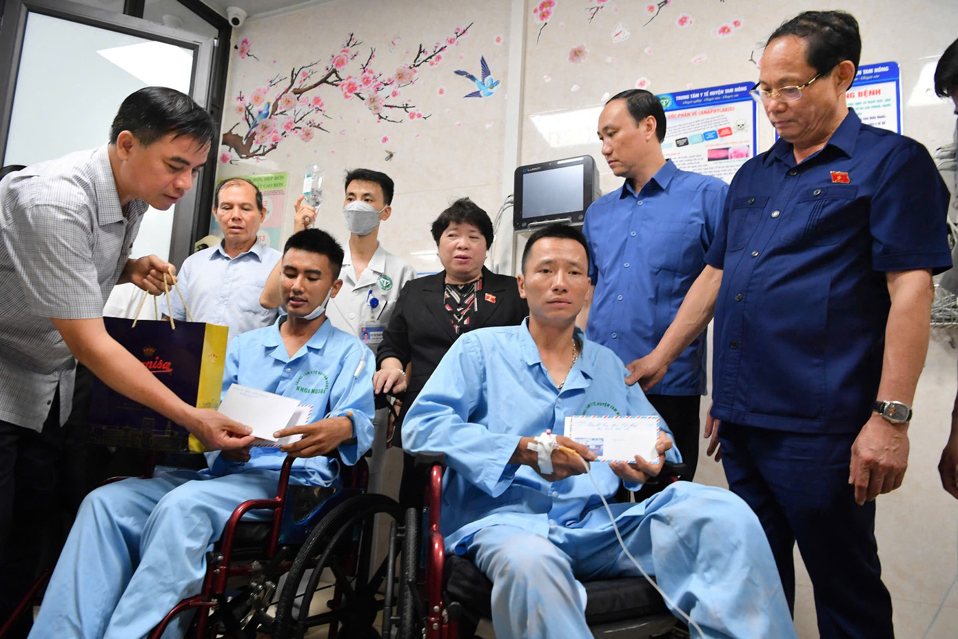 Phó Chủ tịch Quốc hội Trần Quang Phương thăm hỏi các nạn nhân vụ sập cầu Phong Châu Phó Chủ tịch Quốc hội Trần Quang Phương thăm hỏi các nạn nhân vụ sập cầu Phong Châu