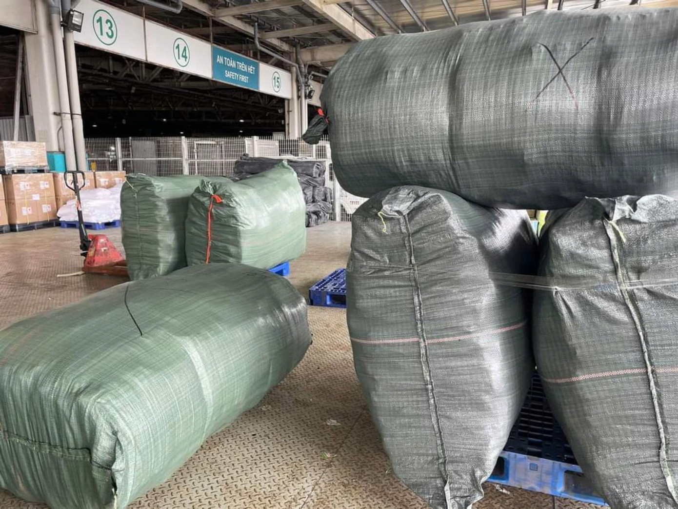 Hàng tấn hàng được người dân TP.HCM gửi đến các vùng chịu ảnh hưởng của bão. Ảnh: D.B