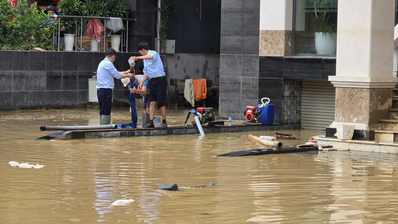 Tại TP Tuyên Quang, công tác khắc phục và dọn vệ sinh nhà cửa, đường phố đang khẩn trương thực hiện. Ảnh: Mạnh Thắng
