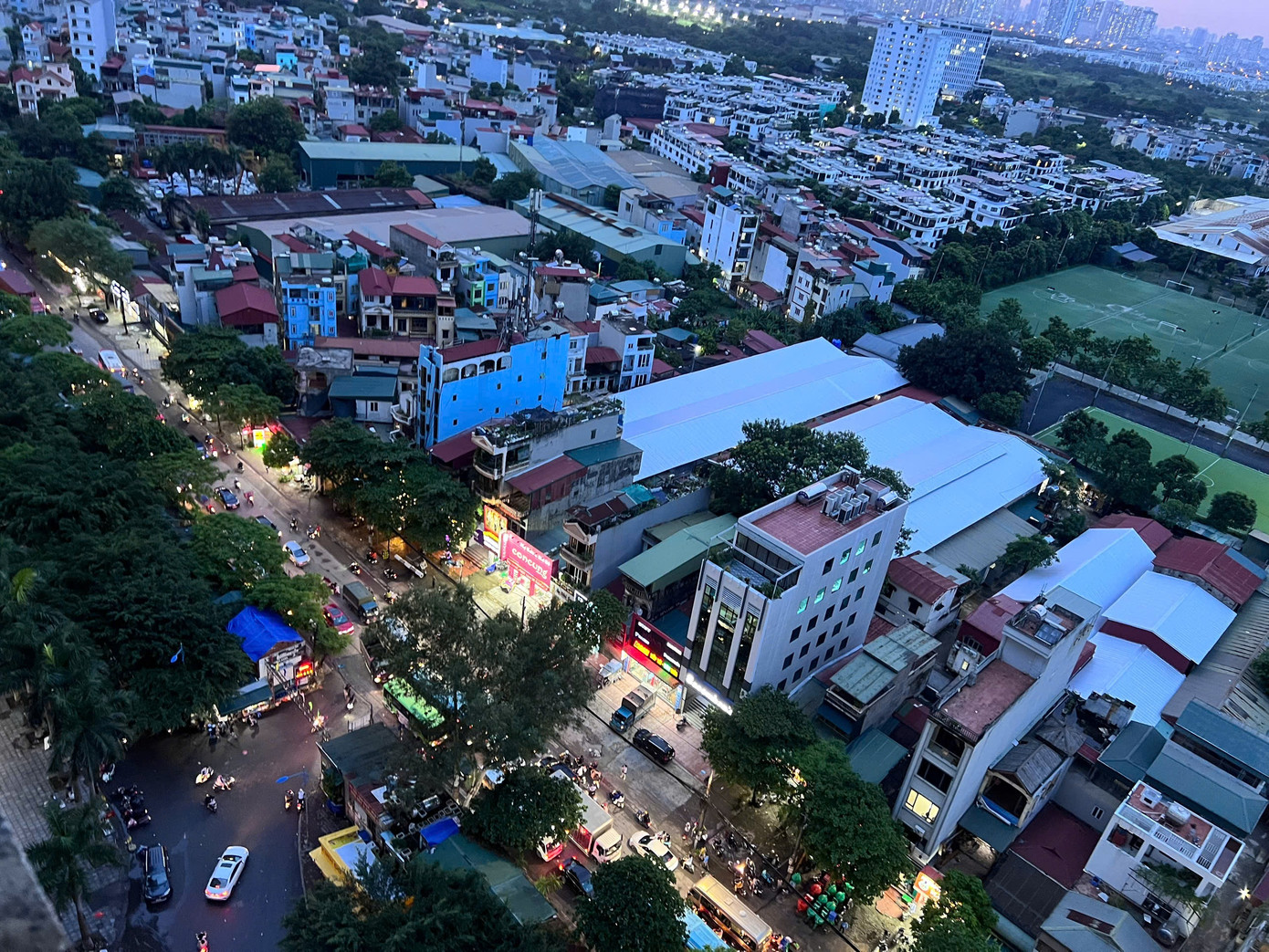 Ngã tư Cầu Tó, Kim Giang giao thông hỗn loạn, các phương tiện chô chân tại chỗ hàng giờ đồng hồ.