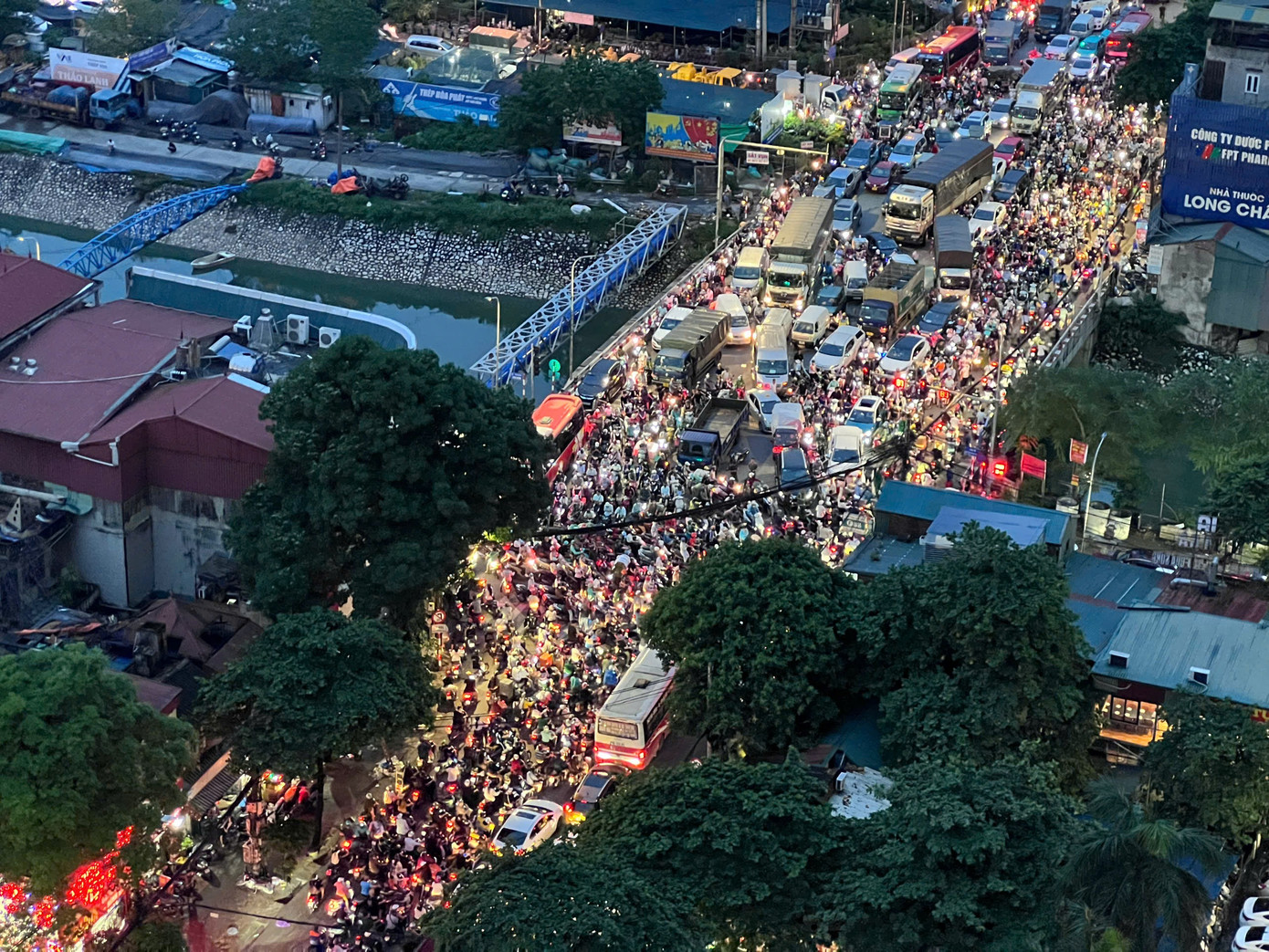 Ngã tư Cầu Tó, Kim Giang giao thông hỗn loạn, các phương tiện chô chân tại chỗ hàng giờ đồng hồ.