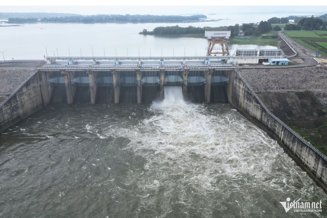 Ông Võ Tấn Nhẫn, Giám đốc Công ty thủy điện Trị An cho biết, mực nước hồ Trị An ghi nhận vào sáng nay đạt hơn 60,7m. Do đó, đơn vị đã thực hiện điều tiết nhẹ lượng nước về hạ lưu qua cửa xả với lưu lượng dưới 150m3/s, qua tua bin phát điện là 850m3/s, tổng cộng khoảng 1.000m3/s sẽ đổ xuống vùng hạ du.